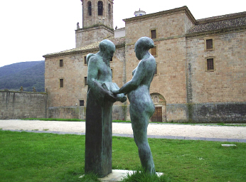 Conjunto escultrico(monje y mujer encinta) en el patio principal de acceso al monasterio de Yuso en San Milln de la Cogolla (La Rioja)