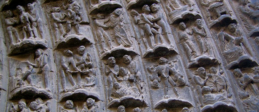 Catequesis en piedra en la portada norte de la catedral romnica de Tudela (Navarra), llamada del Juicio final. A la izquierda el Paraso y los premios para los justos, y a la derecha (detalle en la foto) el infierno y los pecados, entre los que destacan la lujuria, la avaricia, la gula y la blasfemia.