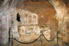 Cenotafio de San Millán que se encuentra en el Monasterio de Suso. Se construye en el siglo XII de alabastro negro y de una sola pieza.El motivo se centra en una imagen de San Millán yacente con vestimentas sacerdotales que descansa sobre cuatro atlantes de tallas diferentes.