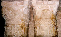 Capiteles visigodos con elementos árabes del monasterio de Suso. De procedencia árabe son el trenzado,los motivos geométricos y los vegetales, mientras que las esvásticas y las cabezas de animales son de tradición visigoda cristiana.