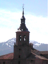 Torre del monasterio de San Millán de Yuso,al fondo el monte San Lorenzo (2262 m.)