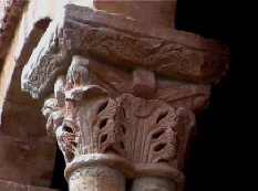 Capitel con motivo vegetal de la galería porticada de la ermita de San Cristobal, en Canales de la Sierra. Su construcción comienza en el siglo XII, y constituye una magnífica joya del románico riojano.