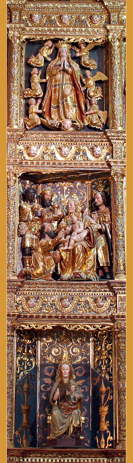 Detalle central de los tres cuerpos del retablo de la Iglesia del Monasterio de Caas.