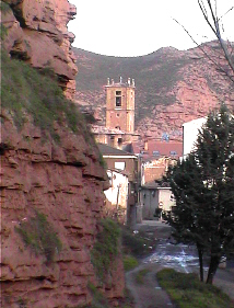 Santa María la Real y el casco viejo de Nájera, Al fondo Malpica, y en primer término el farallón del Castillo donde da comienzo el desfiladero junto al río Najerilla, llamado Pasomalo.