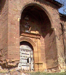 Portada de la Iglesia de San Martín ,s.XIV en Bezares(La Rioja) Actualmente en ruina.
