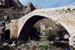 Puente medieval de Viguera (La Rioja) sobre el río Iregua. Su construcción data del siglo XI, aunque fue reedificado por el emperador Carlos I en el siglo XVI. Tiene tres arcos, dos de medio punto y el central apuntado, y está elaborado con piedra de toba, sillería, sillarejo y mampostería.