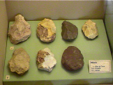 Bifaces procedentes de yacimientos del valle del río Najerilla y que se exponen en el museo Najerillense de Nájera.