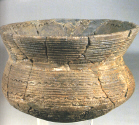 Cerámica con decoración incisa de dibujos geométricos colocados en bandas paralelas. Este vaso fue encontrado en le dolmen de Peña Guerra I en Nalda.
