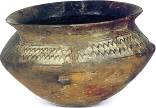 Perfiles carenados y cuellos exvasados y decorado con motivos geométricos delimitados mediante incisiones y excisiones, son características de este vaso hallado en el yacimiento de Partelapeña en El Redal.