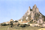 Los Montes Obarenes muestran un relieve parcialmente agreste como consecuencia de la presencia de estratos calizos verticales. En la foto, Cellorigo.