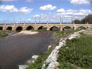Puente sobre el río Oja a su paso por Santo Domingo de la Calzada, y construido por el Santo del  mismo nombre en el siglo XII para facilitar el camino a los peregrinos de Santiago.