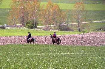 Peregrinos jacobeos a caballo por tierras de Grañón en los confines de La Rioja y a punto de adentrarse en los Montes de Oca (Primavera 2003)