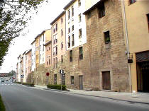 Junto al Ebro se erigen estos edificios aprovechando la muralla que defendía el lado norte de la ciudad.