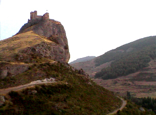 En lo alto del risco el castillo de Clavijo, La Rioja.