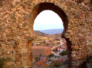 Puerta del castillo de Clavijo vista desde el interior. Y a través de ella, abajo, el pueblo del mismo nombre.