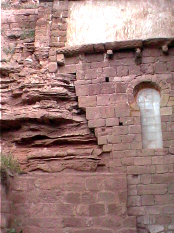 Ladera del cerro Malpica y nacimiento de la iglesia de Santa María La Real. En el interior la cueva donde Don García encontró una imagen de la Virgen.