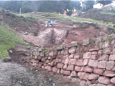 Lienzo de muralla que entronca con las defensas del castillo. Catas realizadas en el año 2002.