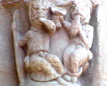 Peregrinos reponiendo fuerzas.Detalle de la portada románica de San Juan de Acre de Navarrete, La Rioja.