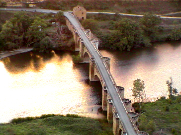 Puente de San Vicente de la Sonsierra sobre el río Ebro, de origen medieval y frontera en otro tiempo entre Castilla y Navarra.