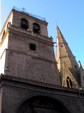 Logroño. Torres de la iglesia de Santa María de Palacio, con la torre de aguja piramidal románico-ojival del siglo XIII.