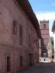 Calle flanqueada por casonas y al fondo la Iglesia de La Asuncin del s.XVI