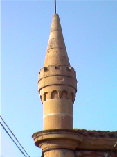 Una de las torrecillas que adornan los ángulos del palacete.