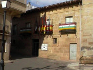 Ayuntamiento de Huércanos, en silleria y con blasón en la fachada principal