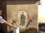 San Pantaleón presidiendo la fuente