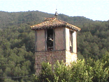 Cuerpo superior de la torre; campanario de madera y adobe