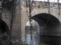 Puente sobre el río Najerilla en la N-232 a la entrada de Torremontalbo