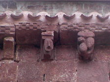 Canecillos rudimentarios, representando figuras de hombres, animales y objetos