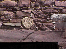 cruz sobre el dintel de la puerta de un establo