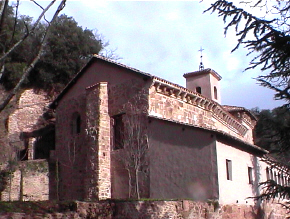 Monasterio de Suso. Ala sur-oeste. A la izquierda de la imagen la falda del monte y acceso a las cuevas donde presumiblemente vivió San Millán.