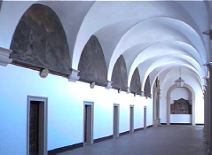 Galeria cubierta sobre el claustro de Yuso y accesos a biblioteca y otras estancias