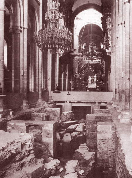 Aspecto de la nave central de la Catedral de Santiago durante las excavaciones  de 1950 dirigidas por Chamoso Lamas.