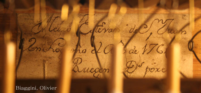  "Me hizo Estevan de S Juan, en Logroño el año de 1762. Rueguen a Dios por él". El maestro constructor de este órgano de la iglesia de URUÑUELA (LA RIOJA) nos legó su firma en el interior del instrumento.