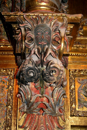 Pedestal de una columna de retablo barroco de capilla del Monasterio de Yuso en San Millán de la Cogolla.