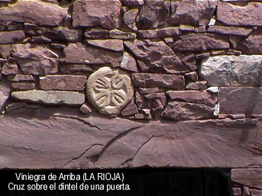 Si no recordamos mal, la puerta sobre la que est la cruz corresponde a un establo,donde se guardan animales, no a una vivienda.