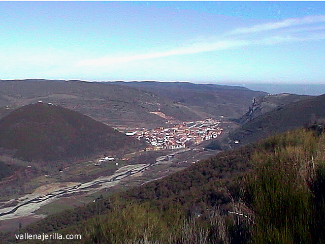 Ezcaray desde la subida a San Lorenzo; presumiblemente el penoso sendero que seguan todos los aos para asistir a los oficios religiosos que se celebraban en la ermita de San Lorenzo.