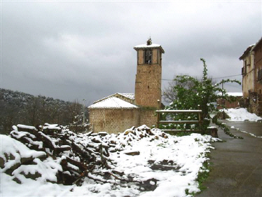 Iglesia de planta románica de Ledesma de la Cogolla en La Rioja (España)