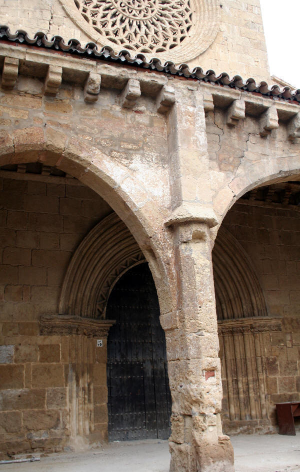 Atrio y puerta de la iglesia de San Lorenzo en Córdoba.