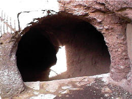 Una de las cuevas, cercana a la lápida que dice :"En este retirado sitio San Millán con gran rigor fragelaba aquí su cuerpo,sujetándole al esprirtu, y este siempre al Criador"