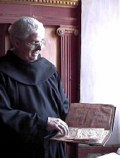 El Prior de San Millán, P.Jesús Lerena,mostrando a este redactor el "BECERRO III de San Millán". Marzo 2002