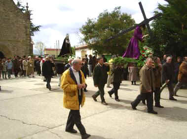 Procesión del Viernes Santo en Uruñuela(La Rioja),Semana Santa 2004.En la fotografía el "Ecce homo" y la Virgen Dolorosa parten desde la ermita hacia la iglesia parroquial.