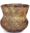 La realizacin de la cermica con nuevas formas en el Calcoltico (2500 a.C.)supone un nuevo avance. Las piezas se elaboran a mano modelando las pasta. La imagen muestra un vaso campaniforme procedente de Collado Palomero I en Viguera.