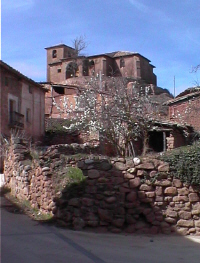 Primavera florida en Bezares (La Rioja); dominando el pueblo la Iglesia de San Martin del siglo XV, cerrada al culto y en ruina.