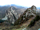 Esta imagen es consecuencia, por un lado, del frente de cabalgamiento que delimita la Sierra de la Depresin del Ebro, en gran parte exhumado, y por otro de la reducida accin de la erosin sobre las calizas, lo que ha permitido el mantenimiento de bloques y paredes que se elvan a modo de torres y murallones. La fotografa tomada desde el promontorio de la ermita de San Felices de Bilibio muestra los plegamientos y la erosin del Ebro en la parte central de la imagen.