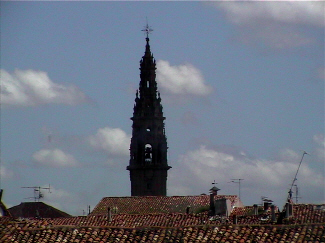 Torre de la catedral de Santo Domingo de la Calzada. Separada del cuerpo de la iglesia y construida  por Martín de Beratúa, entre los años 1762 y 1769.
