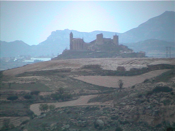 Anochece en la Sonsierra riojana. Plaza fortificada de San Vicente de la Sonsierra, puerta de entrada de los navarros en La Rioja.Vista desde el castillo de San Asensio; y separndolos el ro Ebro.