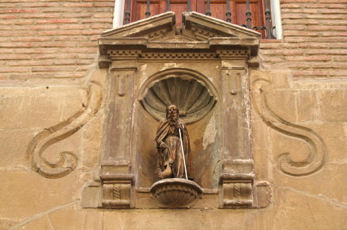 Imagen de Santo Domingo sobre la fachada de casona en la villa de Santo Domingo de la Calzada.